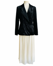 Load image into Gallery viewer, HEARTBREAKER VELVET BLAZER