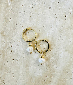 PEARL HUGS  18K gold